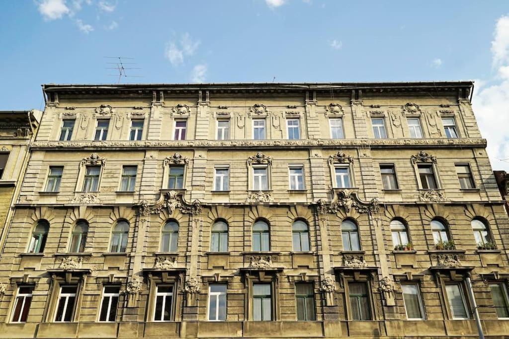 R69 Apartament